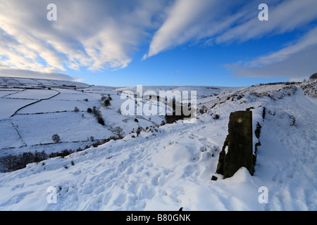 Winter Blick auf royd Kante Clough, Meltham in der Nähe von Hereford, West Yorkshire, Peak District National Park, England, UK. Stockfoto