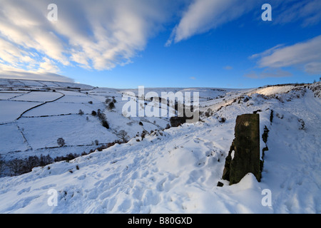 Winter Blick auf royd Kante Clough, Meltham in der Nähe von Hereford, West Yorkshire, Peak District National Park, England, UK. Stockfoto