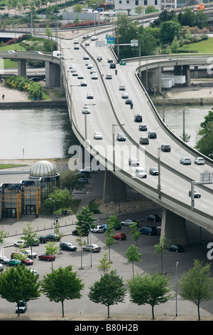 Autos, die über eine Brücke in Rouen, Frankreich Stockfoto