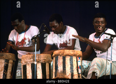 Afrikanische Trommler aus Côte d ' Ivoire (Elfenbeinküste) in Westafrika auf der Bühne in traditioneller Tracht Stockfoto