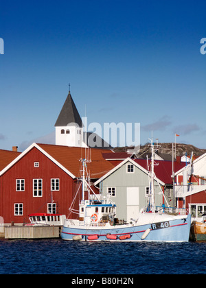 Bunt bemalte Häuser im Dorf Skarhamn an der schwedischen Bohuslan-Küste Stockfoto