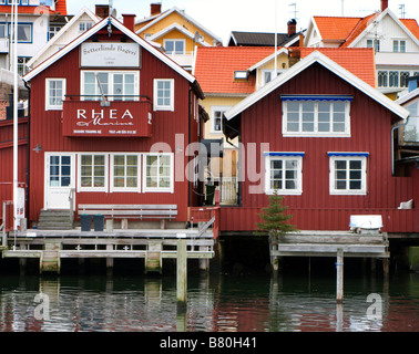 Rote traditionelle Holzhäuser am Hafen in Fjallbacka an Bohuslan Küste im Westen Gotland Schweden 2009 Stockfoto