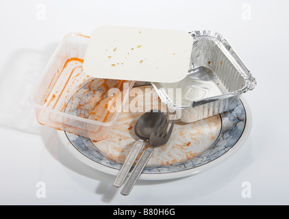 leere chinesisches Essen zum Mitnehmen Kartons auf schmutzigen Teller mit Gabel und Löffel auf weißem Hintergrund Stockfoto