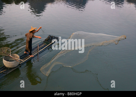 Fischer werfen Fischernetz aus Bambus-Floß auf dem Li-Fluss der Provinz Guangxi-China Stockfoto