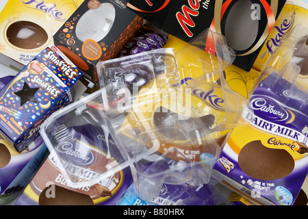 Haufen von verschiedenen leer Osterei-Boxen, Verpackungen und Kartons von britischen Herstellern Stockfoto