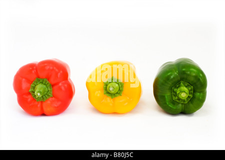 3 Paprika in einer Reihe auf einem weißen Hintergrund Stockfoto