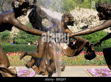 New York City Central Park Conservatory Garden, Louis Untermeyer Fountain Statue of the Three Graces. Moderne Gartenskulptur im Frühjahr. USA Stockfoto