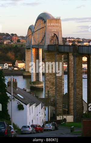 Brunels Royal Albert Eisenbahnbrücke überspannt den Fluss Tamar und Verknüpfung von Devon und Cornwall in Plymouth. Stockfoto