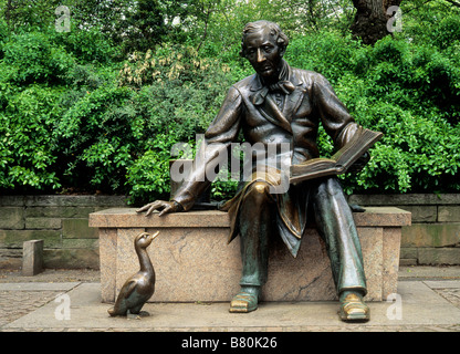 New York City, Central Park im Frühling. Statue von Hans Christian Anderson beim Lesen und einer Gänsehaut. USA NYC Stockfoto