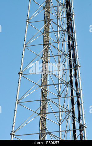 Nahaufnahme von Zelle Handy Kommunikations-Turm mit Draht Kabel Leiter und grafische Winkel Stockfoto