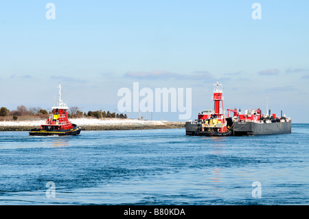 2 Schlepper und einen Lastkahn aufbrechen, um Meer 1 Schlepper drücken das Schiff der anderen ist ein Traktor Schlepper nach Stockfoto