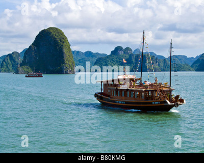 Tourist-Dschunke, Halong Bucht Vietnam JPH0160 herumfährt Stockfoto