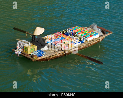 Snack Food Boot Händler Halong Bucht Vietnam JPH0162 Stockfoto