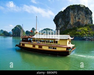 Junk-e-Touristenboot herumfährt im Morgenlicht Halong Bucht Vietnam JPH0164 Stockfoto