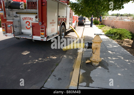 Feuerwehrauto Feuer Hydrant auf der Straße, südwestlichen Vereinigten Staaten angeschlossen Stockfoto