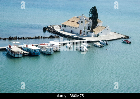 Panorama-Küsten-Szene, erhöhten Luftaufnahme der Maus Insel Vlakherna Kloster, Angelboote/Fischerboote in Kerkyra, Korfu, Griechenland, EU Stockfoto