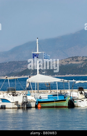 Griechische Angelboote/Fischerboote mit Fahnen vertäut am Kringels Hafen, North East Korfu Kringels oder Kalami Region, Griechenland, Europa, EU Stockfoto