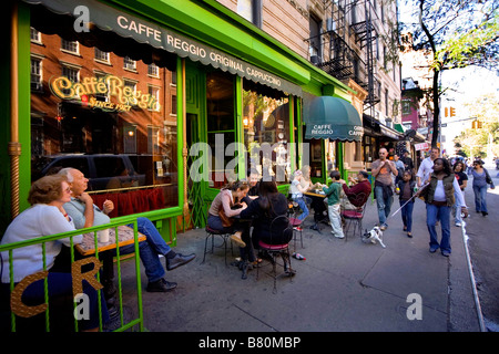 Eine Familie isst ihre Bestellung Mittagessen im Freien am Cafe Reggio auf MacDougal Street in Greenwich Village Manhattan New York City Dat Stockfoto