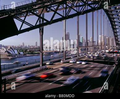 Über Sydney Harbour Bridge Struktur Straße mit Blick auf den Circular Quay, dem Opernhaus und der städtischen Gebäude mit unscharfen Bewegung von morgen Verkehr Pendler Stockfoto