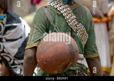 Lokalen Aari Indianerin tragen eine Carabass auf dem Rücken, Omovalley, Äthiopien, Afrika Stockfoto