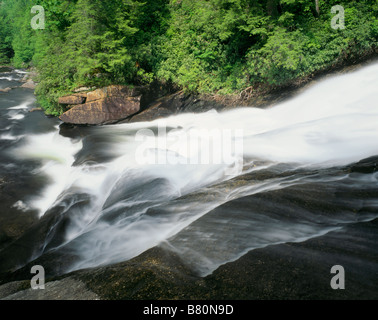 NORTH CAROLINA - nahen Bereich des Triple fällt auf dem Flüsschen im Staatswald Dupont im Stadtteil Wasserfall. Stockfoto