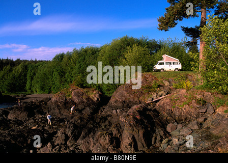 RV Freizeit-Fahrzeug Wohnmobil camping auf zerklüftete Küste in der Nähe von Port Hardy, BC, Vancouver Island, British Columbia, Kanada Stockfoto