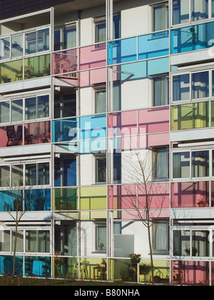 Bunte Balkone auf einem modernen Wohnhaus in Vught Noord Brabant, Niederlande Stockfoto