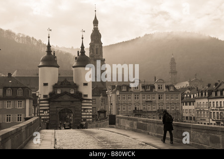 Einsame Figur auf der alten Brücke in Heidelberg, Deutschland Stockfoto