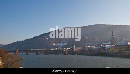 Blick über den Neckar in Richtung der alten Brücke, die alte Stadt eine Dthe Schloss Heidelberg, Deutschland Stockfoto