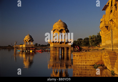 Sagar See in Jaisalmer. See-Sagar ist ein Wassertank am Stadtrand von Jaisalmer mit Tempeln, die um ihn herum Stockfoto