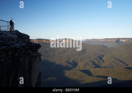 Tourist am Sublime Point Lookout und Jamison Valley Blue Mountains New South Wales Australien Stockfoto