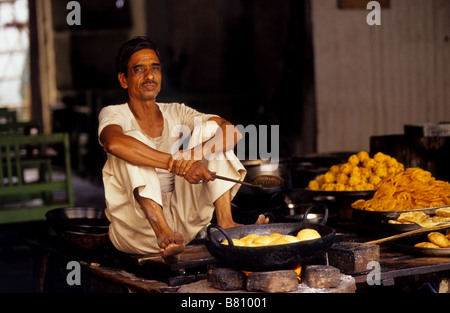 Herstellung von Indische Süßigkeiten in Pushkar-Markt Stockfoto