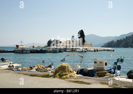 Panorama-Küsten-Szene, Blick auf Maus-Insel-Vlakherna-Kloster, vor Anker, Angelboote/Fischerboote und Netze in Kerkyra, Korfu, Griechenland, EU Stockfoto