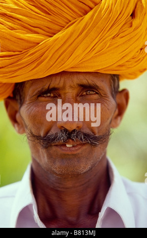 Indischer Mann mit einer orange farbigen turban Stockfoto