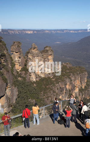 Die drei Schwestern und Touristen am Echo Point Katoomba Blue Mountains New South Wales Australien Stockfoto