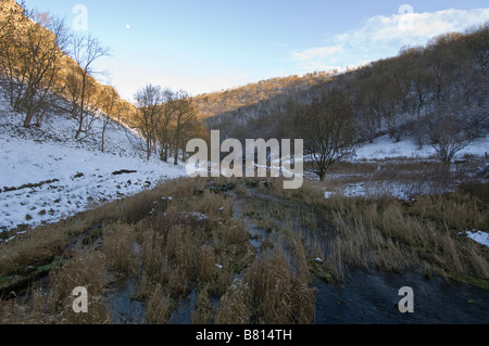 Winterschnee, Lathkill Dale, Derbyshire Peak District, UK Stockfoto