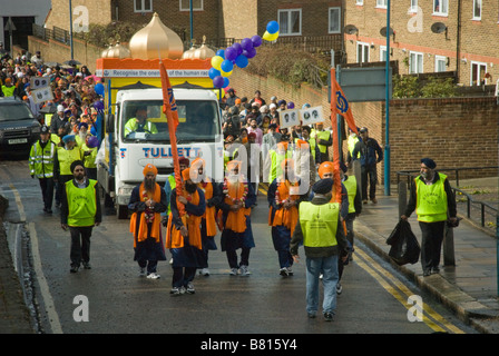 Sikh Fahnen und Panj Piare mit Schwertern führen die Vaisakhi Prozession herauf den Hügel in Woolwich, London, April 2008 Stockfoto