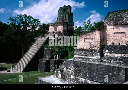 20. Februar 2002 - Tempel II an der Plaza Mayor in Maya-Ruinen von Tikal in Guatemala Provinz El Petén. Stockfoto