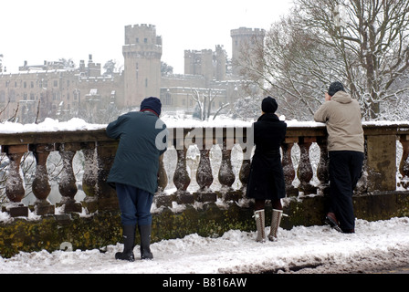 Menschen fotografieren Warwick Castle im Schnee von der Brücke, Warwick, Warwickshire, England, UK Stockfoto