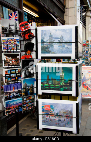 Touristische Souvenirs auf dem Display vor einem Geschäft auf dem Strand, London. Jan 2009. Stockfoto