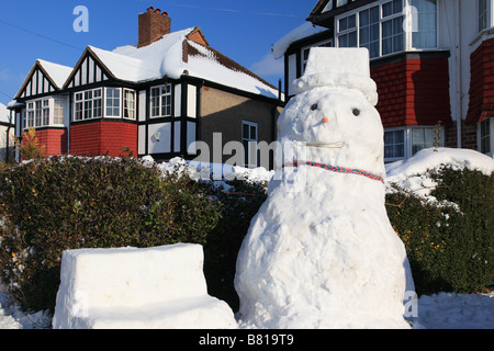 Schneemann vor typischen englischen Haus in Surrey New Malden England Stockfoto