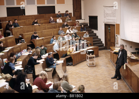 Dozenten und Studenten in einem Klassenzimmer Universität Amphitheater Stockfoto