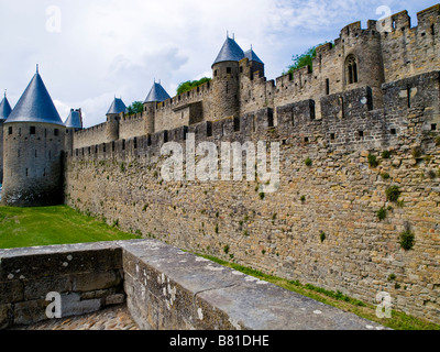 Stadtmauer von Carcassonne in der Region Languedoc-Roussillon von Süd-West-Frankreich Stockfoto