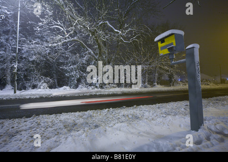 GATSO Geschwindigkeit Kamera im Schnee auf winterlicher Straße Surrey England UK Stockfoto