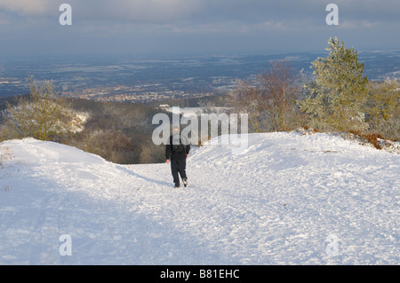 Ein Wanderer passieren Heaven's Gate auf dem Wrekin Hügel im Winter mit Blick auf Wellington, Shropshire Stockfoto