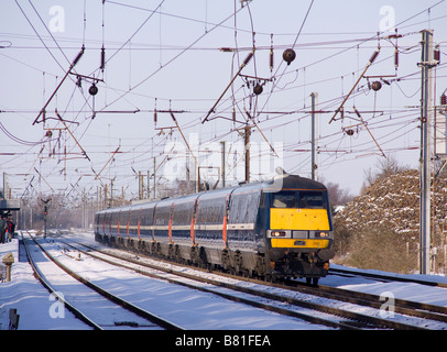 National Express East Coast elektrische Eisenbahn durch einen verschneiten Hitchin. Stockfoto