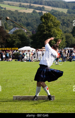 Wettkämpfer beim Werfen in der Sportplatz-Arena der Scottish Highland Games in Pitlochry, Schottland, Großbritannien Stockfoto