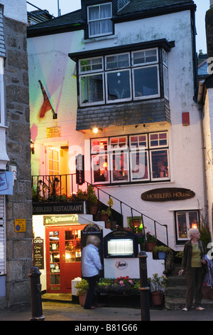 Eine Kneipe am Abend St Ives Cornwall England Großbritannien Stockfoto