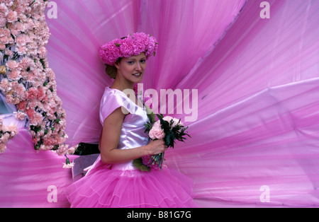 Eine junge Frau, die Teilnahme an der Madeira Blumenfest, dass jedes Jahr Funcha, Madeira erfolgt Stockfoto