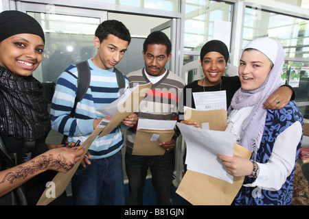 Studenten öffnen und vergleichen A-Level-Prüfungsergebnisse Stockfoto